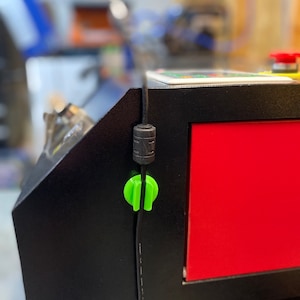 Omtech、コードホルダー、マグネット、レーザー彫刻機、ボス、USB、ワイヤーホルダー、3Dプリント、STLファイル、Prusa、Creality