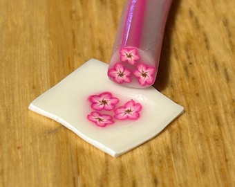 Kleine rosafarbene rohe Polymer Clay Blumenspitze