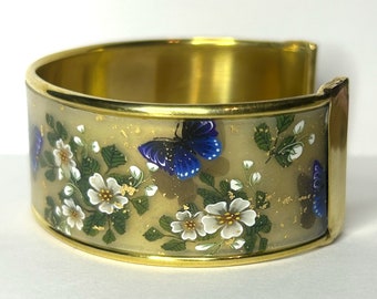 Manschettenarmband mit Blüten und blauen Schmetterlingen