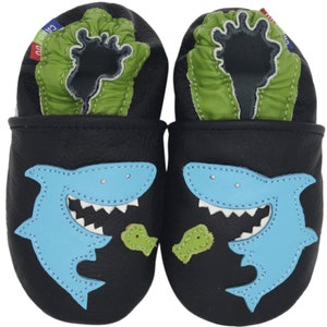 MEILLEURES VENTES Carozoo bébé semelle souple bébé enfant intérieur cuir chaussures pantoufles chaussettes butin fille garçon cuir cuir shark black