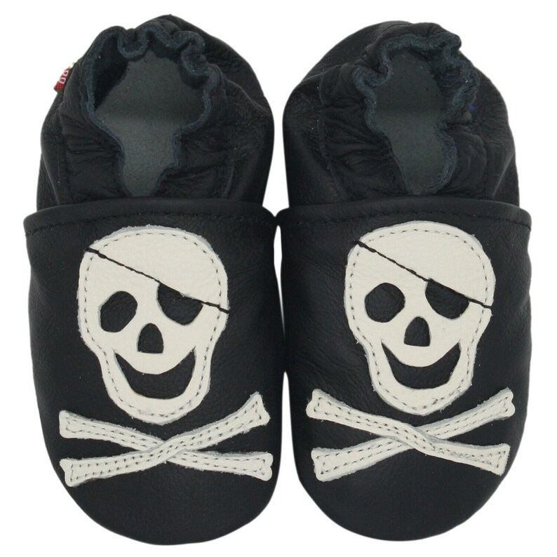 Carozoo zapatos de bebé de cuero con suela suave, zapatillas infantiles para niños y niñas pirate black