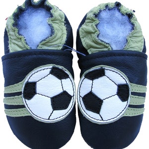 Carozoo zapatos de bebé de cuero con suela suave, zapatillas infantiles para niños y niñas soccer dark blue