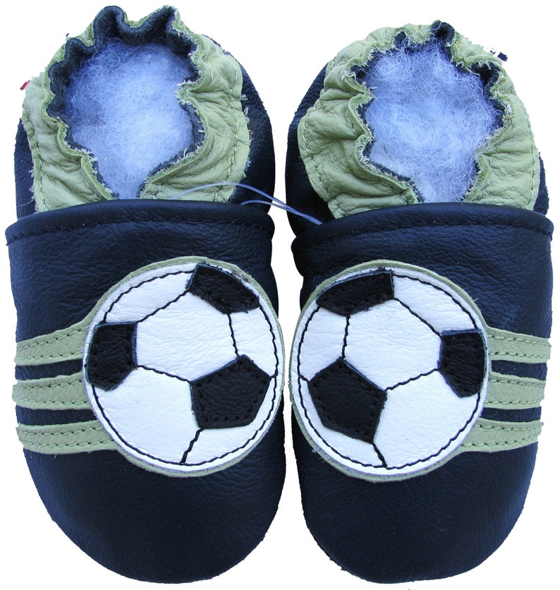 Carozoo zapatos de bebé de cuero con suela suave, zapatillas infantiles para niños y niñas soccer dark blue