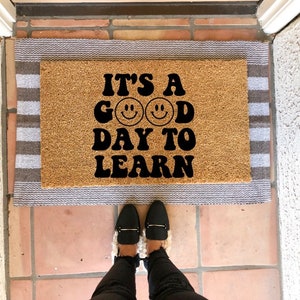 It’s a good day to learn doormat, teacher gifts, teacher decor, back to school, classroom decor