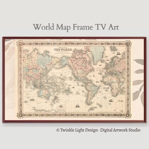 Op de afbeelding: Een ingelijste wereldkaart tv-kunstprint. De kaart heeft een vintage stijl met pastelkleuren en ingewikkelde details. De tekst "THE WORLD" is zichtbaar. De lijst is donkerbruin.