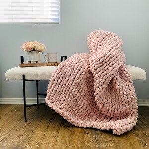 Pale pink knitted throw hotsell