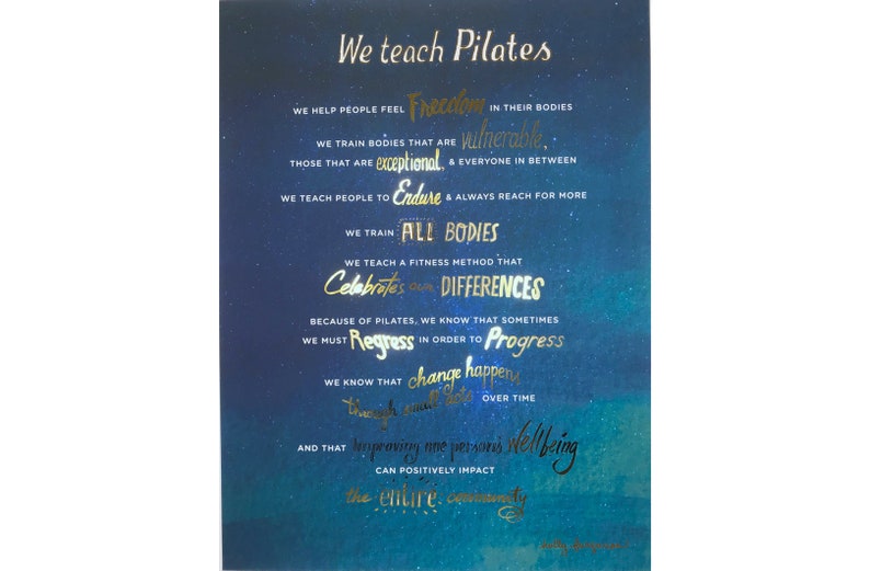 Peut inclure: Un fond bleu et vert avec du texte dor&eacute; qui dit "We teach Pilates". Le texte d&eacute;crit les avantages du Pilates, notamment la libert&eacute;, la vuln&eacute;rabilit&eacute;, l'endurance et la c&eacute;l&eacute;bration des diff&eacute;rences.