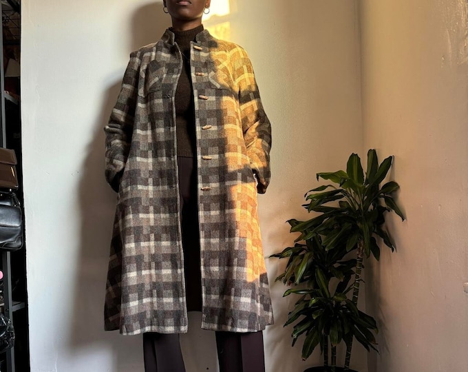 Vintage Wool plaid coat with wooded buttons details and detachable hood