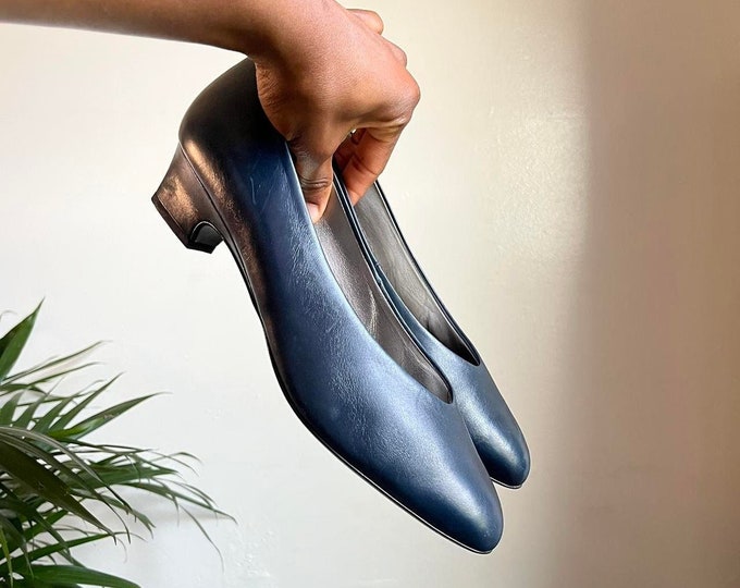 Vintage navy blue leather pumps