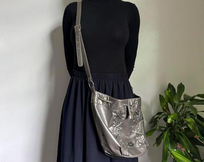 Y2K Nine West Silver metallic shoulder bag with embroidered details