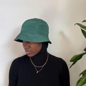 Sombrero de pescador de nailon verde bosque de Urban Outfitters - Gorpcore Streetwear imagen 3