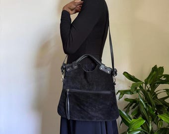 Bolso bandolera vintage Vasiliki Lagis de piel de ante con un toque grunge y gótico.