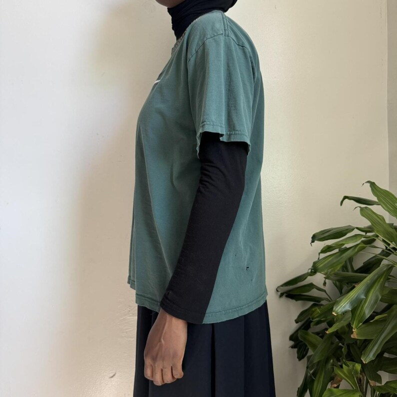 Camiseta vintage Nike con logo Swoosh bordado - verde bosque desteñido, talla L imagen 3