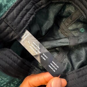 Sombrero de pescador de nailon verde bosque de Urban Outfitters - Gorpcore Streetwear imagen 5