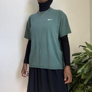 Camiseta vintage Nike con logo Swoosh bordado - verde bosque desteñido, talla L imagen 2