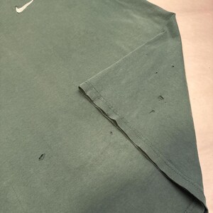 Camiseta vintage Nike con logo Swoosh bordado - verde bosque desteñido, talla L imagen 5