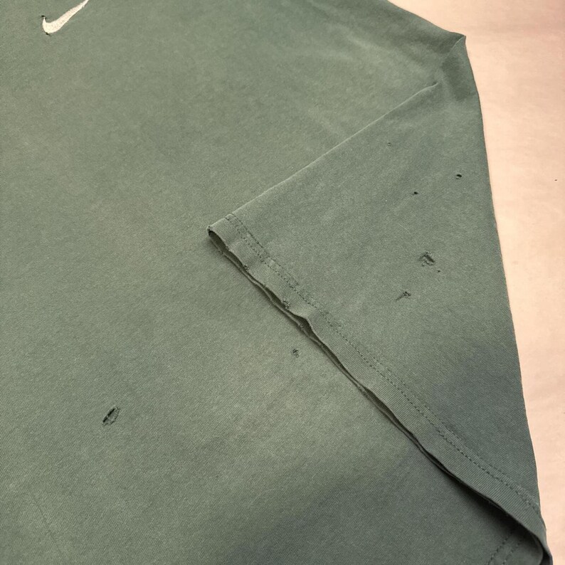 Camiseta vintage Nike con logo Swoosh bordado - verde bosque desteñido, talla L imagen 5