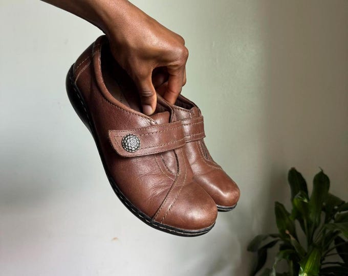 Vintage Clarks Women boho grunge top buckle leather shoes size 8.5 M
