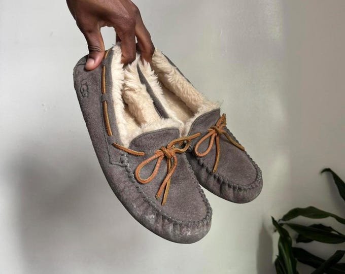 UGG Dakota slipper sandals with Sheepskin lining size 9
