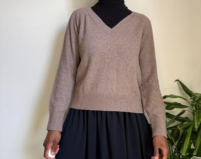 Vintage minimalist Long sleeve pullover v-neck sweater size S/M