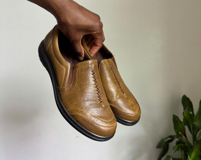 Vintage casy street women Tan leather slip-on loafers size 8