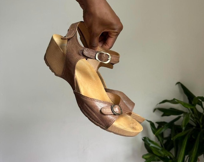 Vintage Women Tan Leather Upper side buckle straps sandals