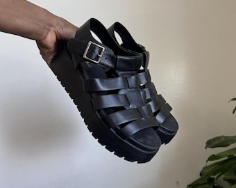 Sandalias gladiadoras de plataforma gruesa estilo vintage SODA. Talla equivalente a la talla 9.