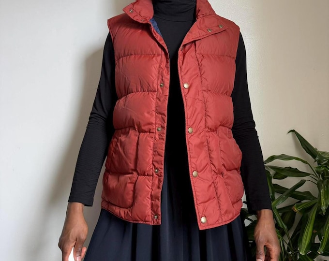 Sleeveless zip up lightweight puffer vest with two sides pockets