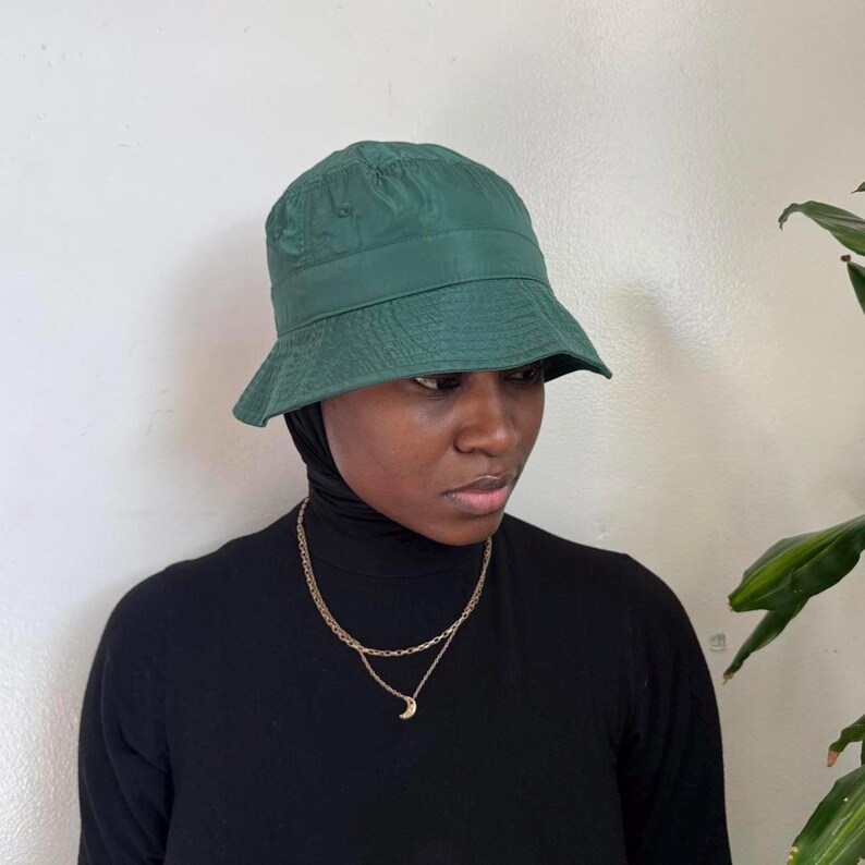 Sombrero de pescador de nailon verde bosque de Urban Outfitters - Gorpcore Streetwear imagen 2