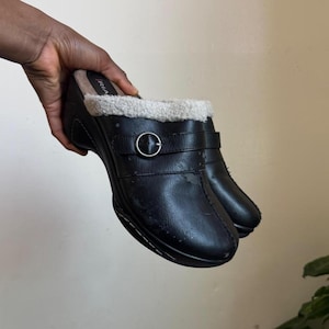 Vintage Y2K Rialto svarta fuskpälsfodrade träskor med mules och kilklackar US 8.5