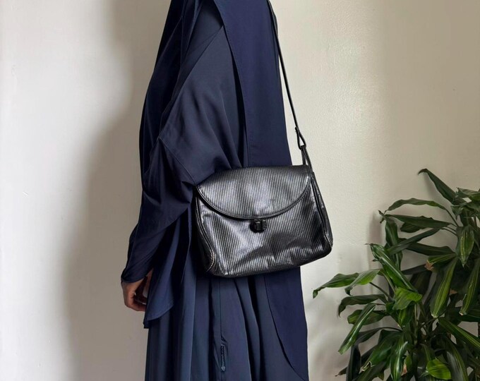 Vintage genuine leather boho grunge black minimalist coquette shoulder back