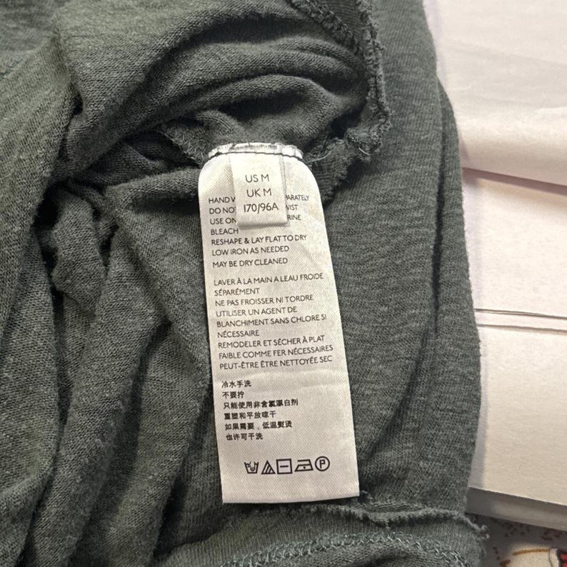 Blusa tipo chaleco Free People color verde salvia con fruncido, corte asimétrico y botones, talla M imagen 5
