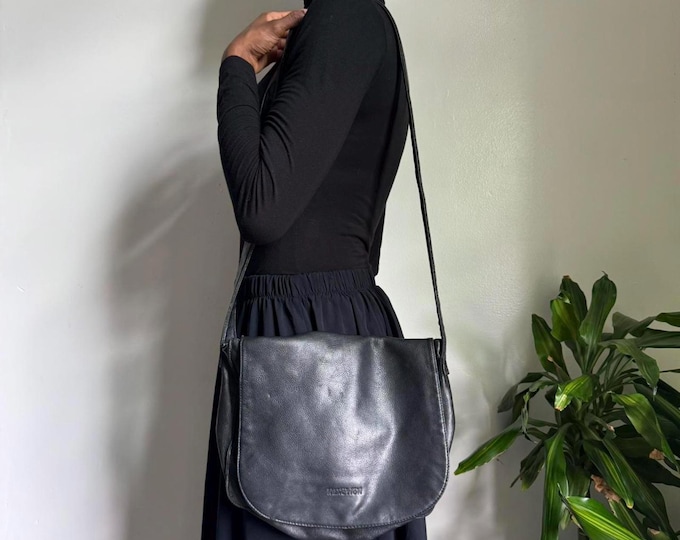 Vintage Kenneth Cole Black genuine leather saddle messenger bag