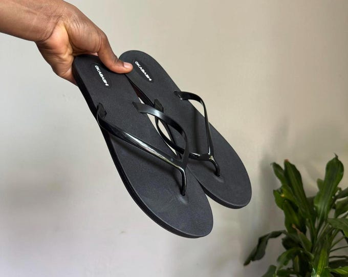 Women Okabashi Black thongs flat summer sandals size 9