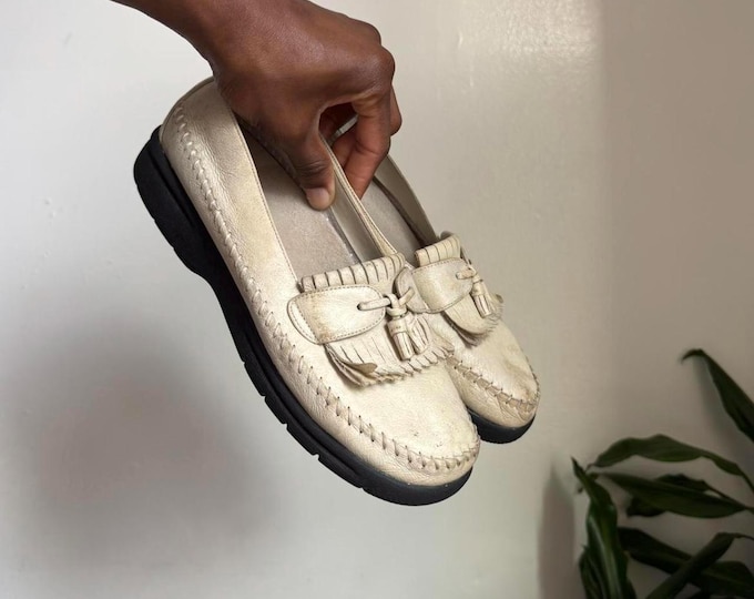 Vintage Women off white upper leather loafer flat size 7.5