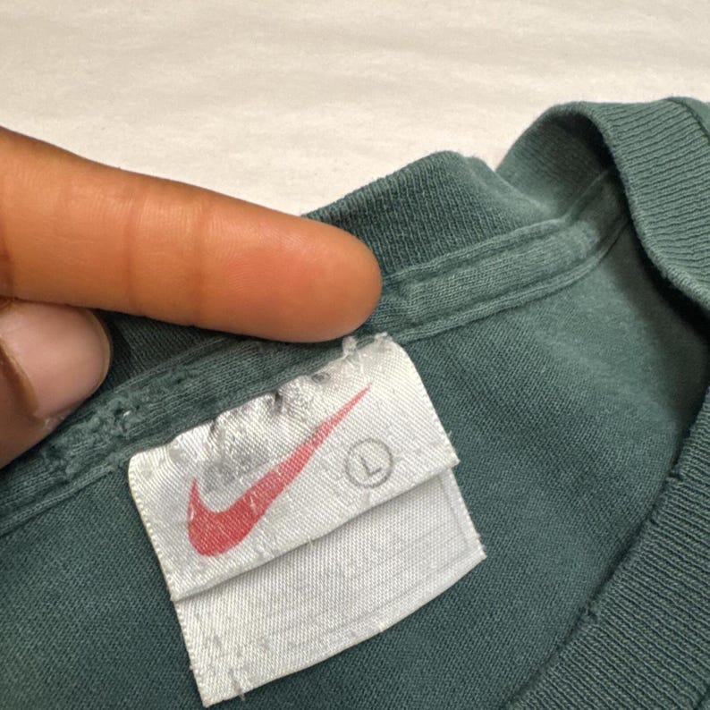 Camiseta vintage Nike con logo Swoosh bordado - verde bosque desteñido, talla L imagen 7