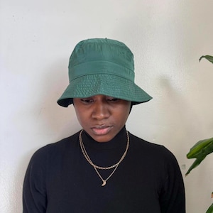 Sombrero de pescador de nailon verde bosque de Urban Outfitters - Gorpcore Streetwear imagen 1