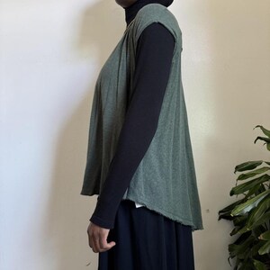 Blusa tipo chaleco Free People color verde salvia con fruncido, corte asimétrico y botones, talla M imagen 3