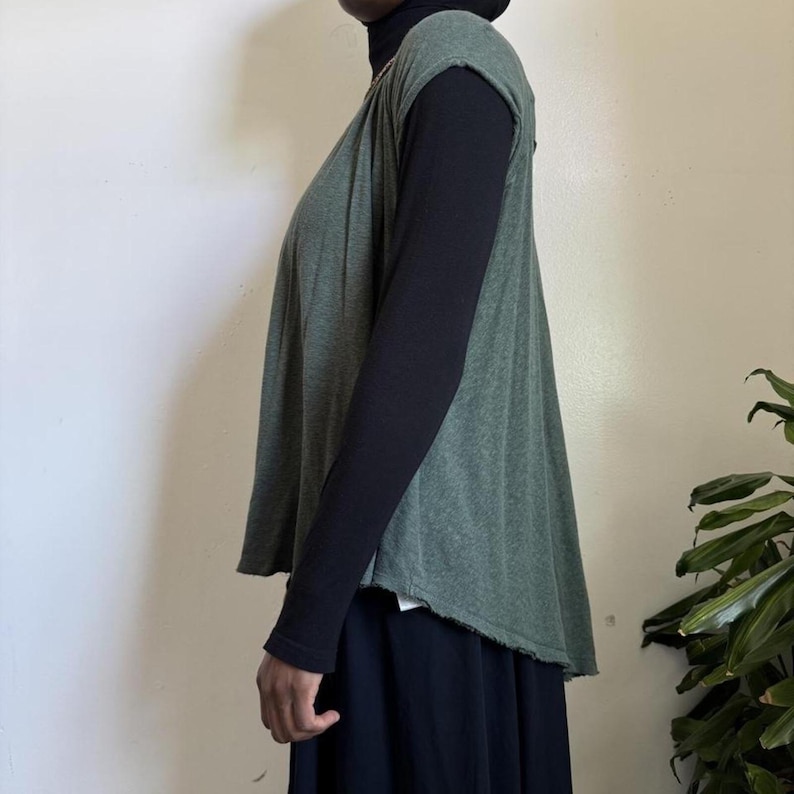 Blusa tipo chaleco Free People color verde salvia con fruncido, corte asimétrico y botones, talla M imagen 3