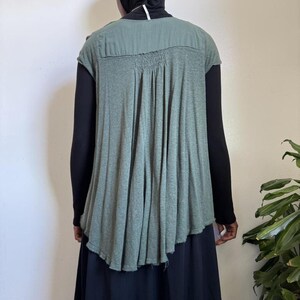 Blusa tipo chaleco Free People color verde salvia con fruncido, corte asimétrico y botones, talla M imagen 4