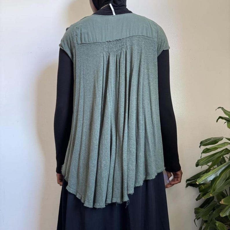 Blusa tipo chaleco Free People color verde salvia con fruncido, corte asimétrico y botones, talla M imagen 4