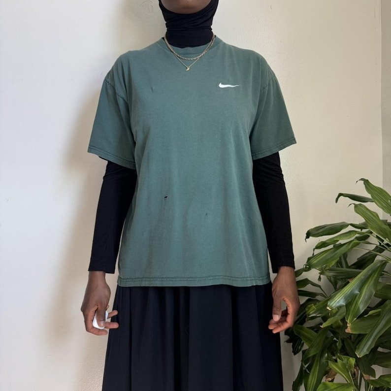 Camiseta vintage Nike con logo Swoosh bordado - verde bosque desteñido, talla L imagen 1