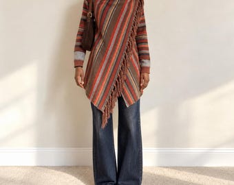 Asymmetrische wikkelponcho/vest met strepen en franjes in aardetinten, maat L.