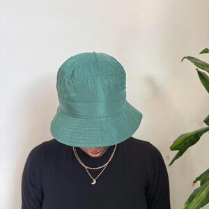 Sombrero de pescador de nailon verde bosque de Urban Outfitters - Gorpcore Streetwear imagen 4