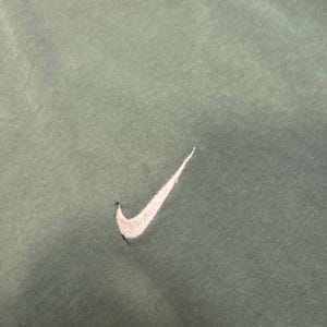 Camiseta vintage Nike con logo Swoosh bordado - verde bosque desteñido, talla L imagen 6
