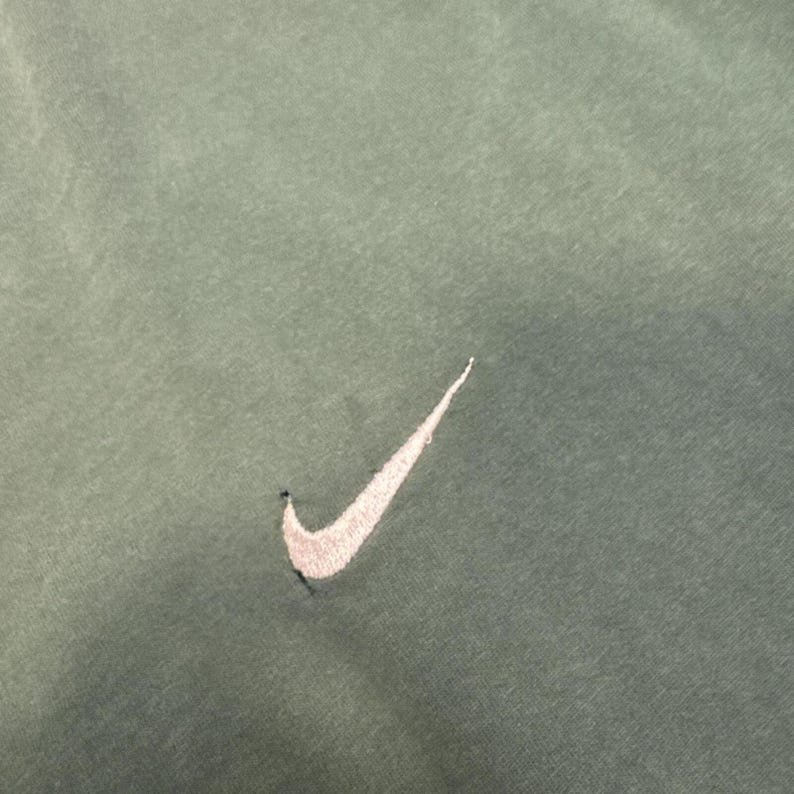 Camiseta vintage Nike con logo Swoosh bordado - verde bosque desteñido, talla L imagen 6