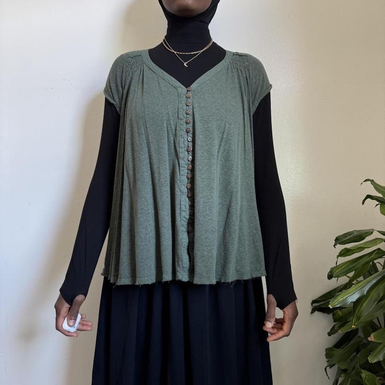 Blusa tipo chaleco Free People color verde salvia con fruncido, corte asimétrico y botones, talla M imagen 1