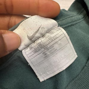 Camiseta vintage Nike con logo Swoosh bordado - verde bosque desteñido, talla L imagen 8