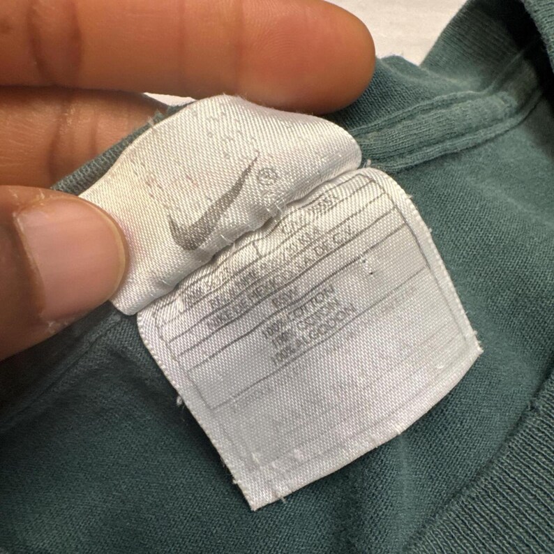 Camiseta vintage Nike con logo Swoosh bordado - verde bosque desteñido, talla L imagen 8