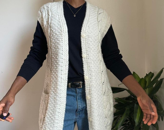 Vintage V-neck button down chunky knitted sweater vest with side pockets